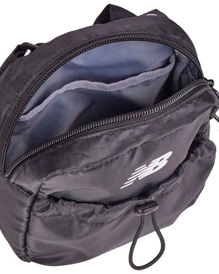 Axelväska New Balance Essential Sling, svart, unisex