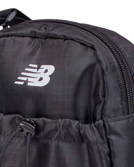 Axelväska New Balance Essential Sling, svart, unisex
