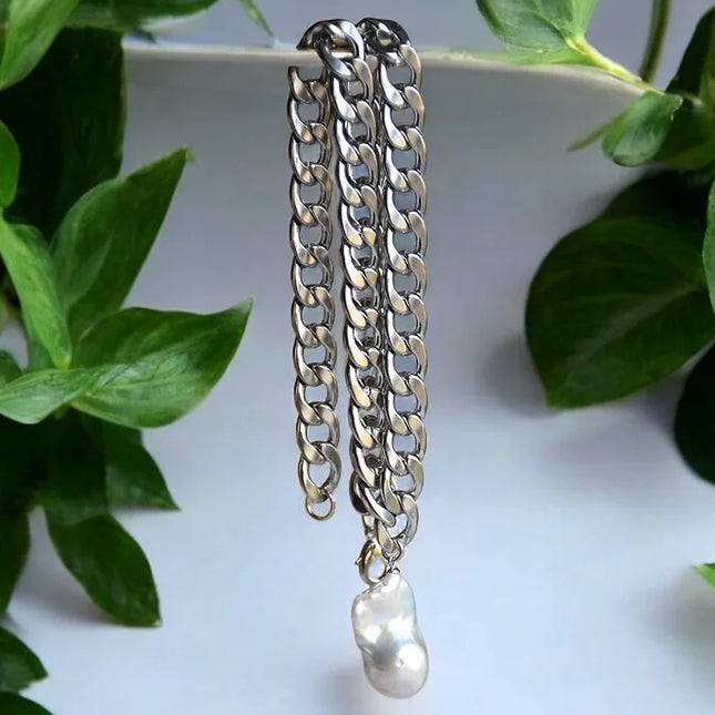 Pärlhalsband i barockt vitt guld