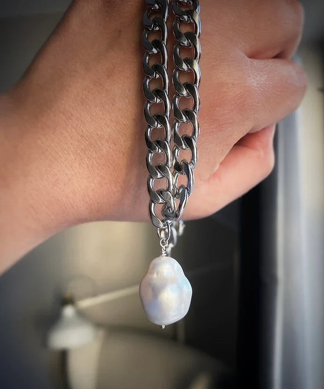 Pärlhalsband i barockt vitt guld