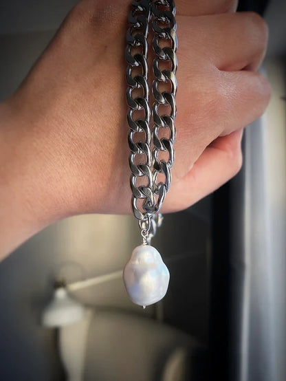 Pärlhalsband i barockt vitt guld