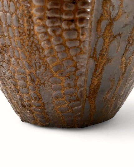 Textured Bronze Urna
