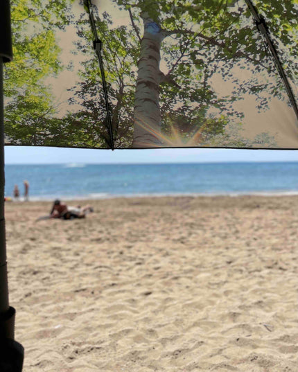 Skogsstrand och terrassparasoll