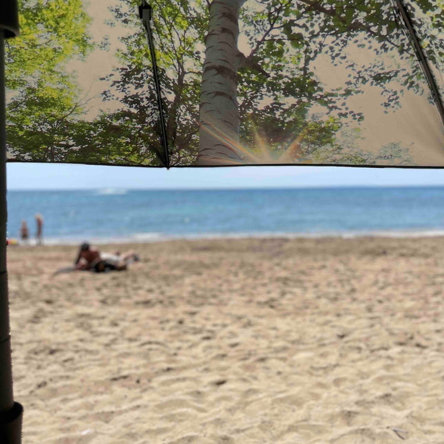 Skogsstrand och terrassparasoll