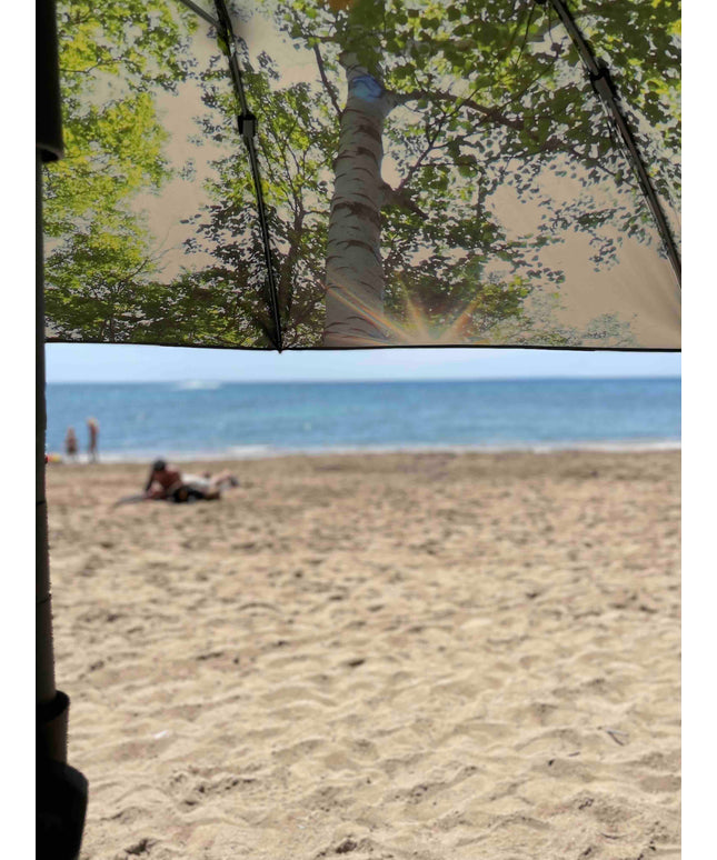 Skogsstrand och terrassparasoll