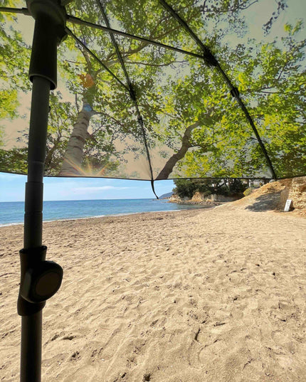 Skogsstrand och terrassparasoll