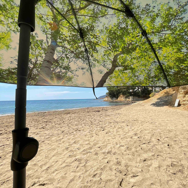 Skogsstrand och terrassparasoll