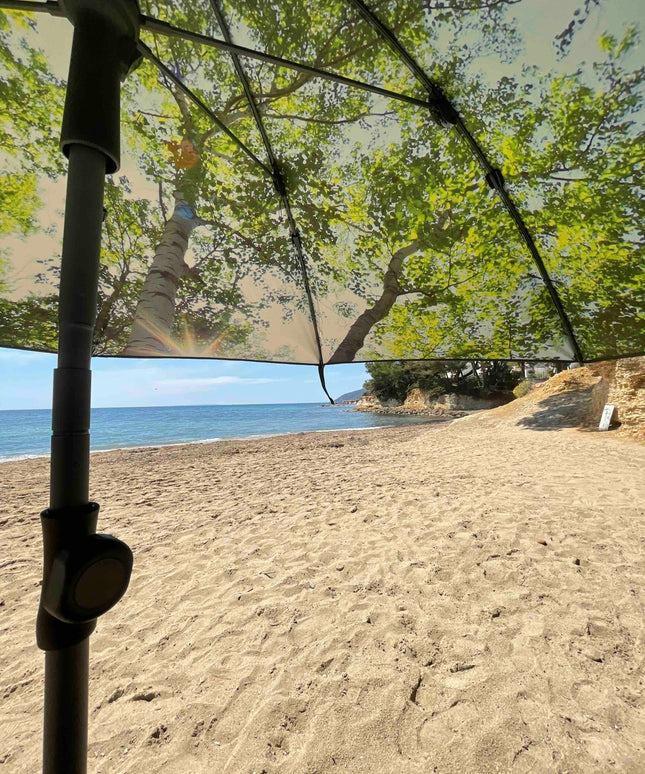 Skogsstrand och terrassparasoll