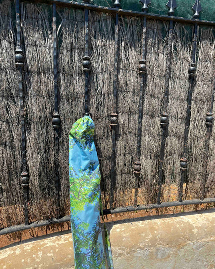 Skogsstrand och terrassparasoll