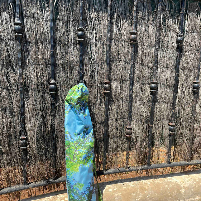 Skogsstrand och terrassparasoll