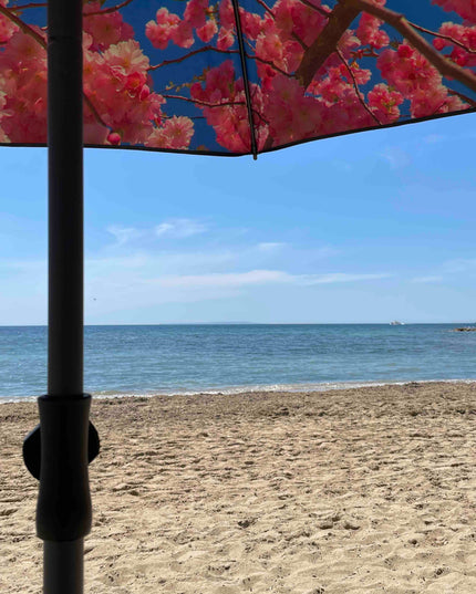 Körsbärsstrand och terrassparasoll