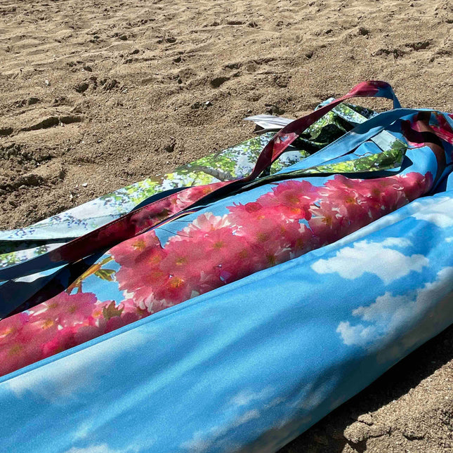 Körsbärsstrand och terrassparasoll