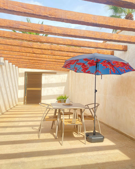 Körsbärsstrand och terrassparasoll