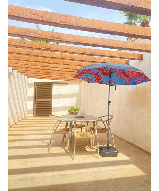 Körsbärsstrand och terrassparasoll