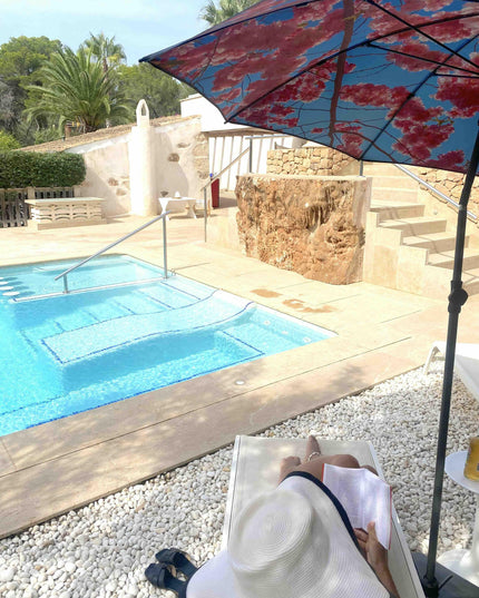 Körsbärsstrand och terrassparasoll