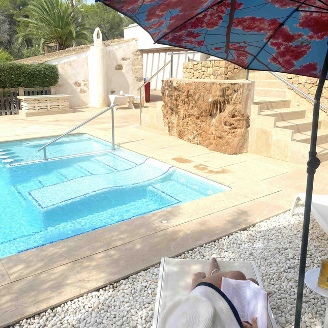 Körsbärsstrand och terrassparasoll