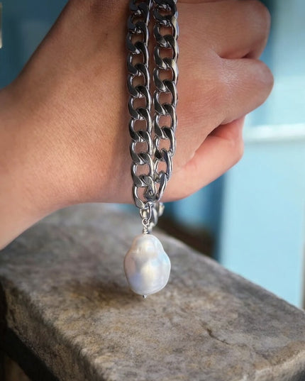 Pärlhalsband i barockt vitt guld