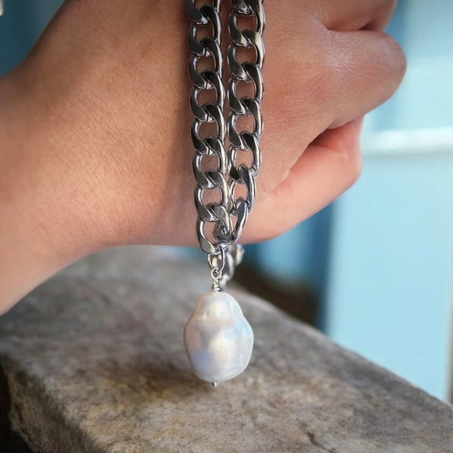 Pärlhalsband i barockt vitt guld