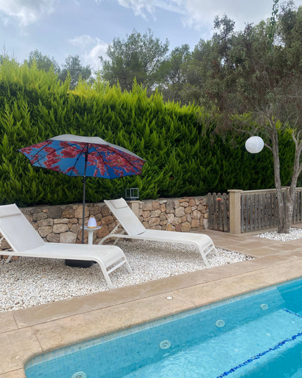 Körsbärsstrand och terrassparasoll