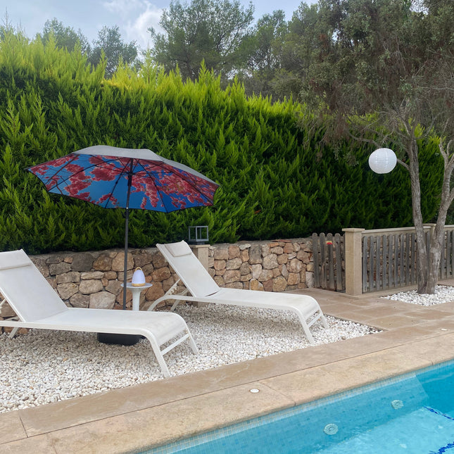 Körsbärsstrand och terrassparasoll