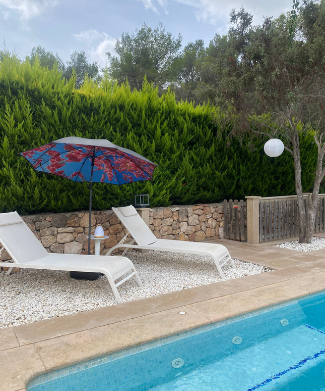 Körsbärsstrand och terrassparasoll