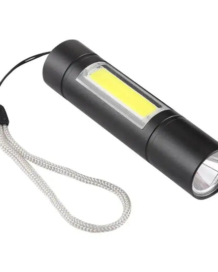 A1 USB-uppladdningsbar vattentät ficklampa med fast fokus, XPE + COB-ljus, 3 ljuslägen och förvaringslåda