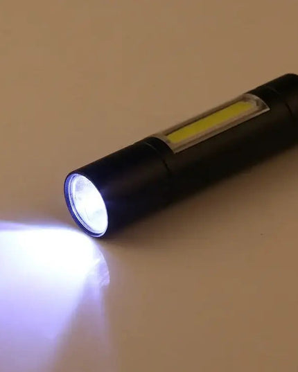 A1 USB-uppladdningsbar vattentät ficklampa med fast fokus, XPE + COB-ljus, 3 ljuslägen och förvaringslåda