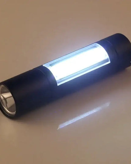 A1 USB-uppladdningsbar vattentät ficklampa med fast fokus, XPE + COB-ljus, 3 ljuslägen och förvaringslåda