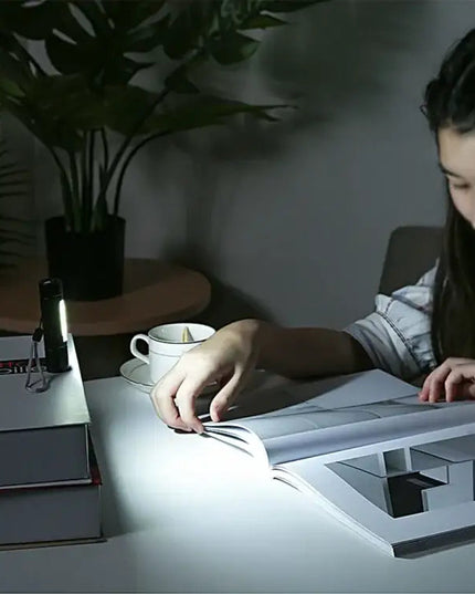 A1 USB-uppladdningsbar vattentät ficklampa med fast fokus, XPE + COB-ljus, 3 ljuslägen och förvaringslåda