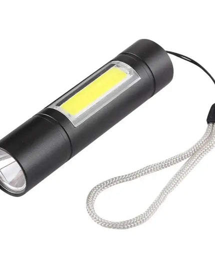 A1 USB-uppladdningsbar vattentät ficklampa med fast fokus, XPE + COB-ljus, 3 ljuslägen och förvaringslåda