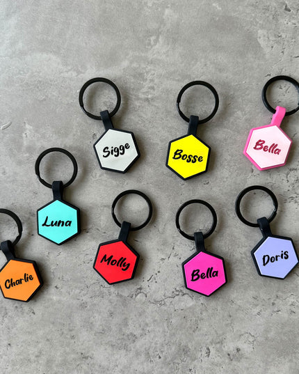 Mörklila namnbricka till hund - Typsnitt Tea