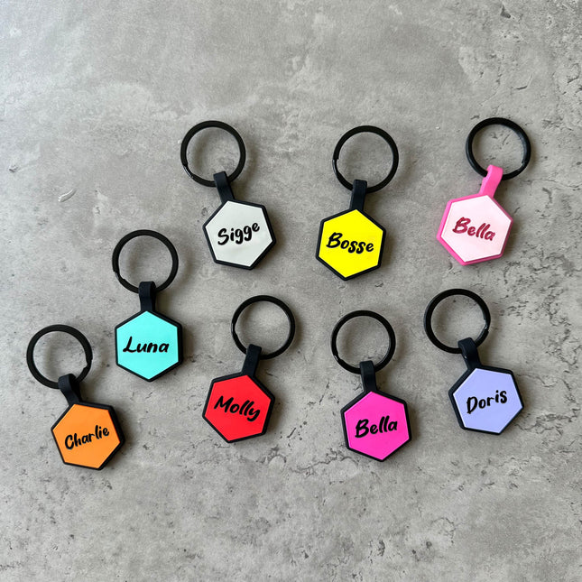 Mörklila namnbricka till hund - Typsnitt Tea