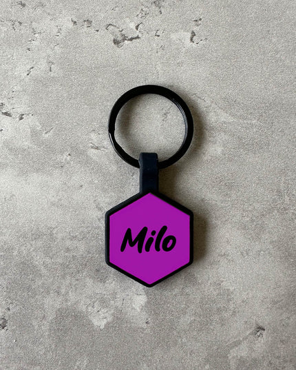 Mörklila namnbricka till hund - Typsnitt Tea