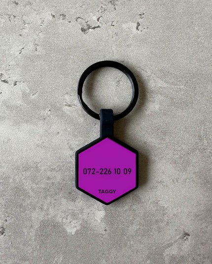 Mörklila namnbricka till hund - Typsnitt Anton