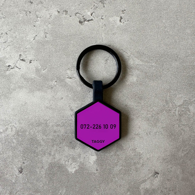 Mörklila namnbricka till hund - Typsnitt Anton