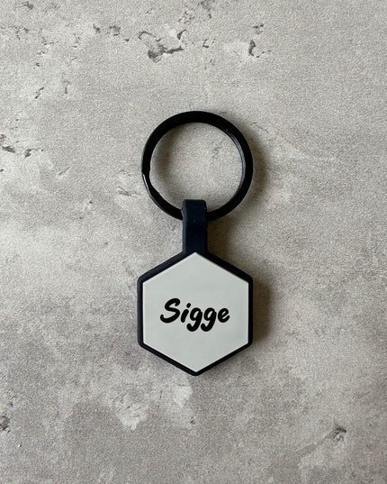 Grå namnbricka till hund - Typsnitt Tea