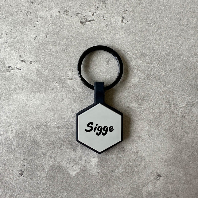 Grå namnbricka till hund - Typsnitt Tea