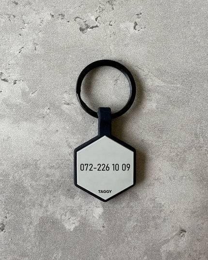 Grå namnbricka till hund - Typsnitt Tea