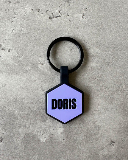 Lila namnbricka till hund - Typsnitt Anton