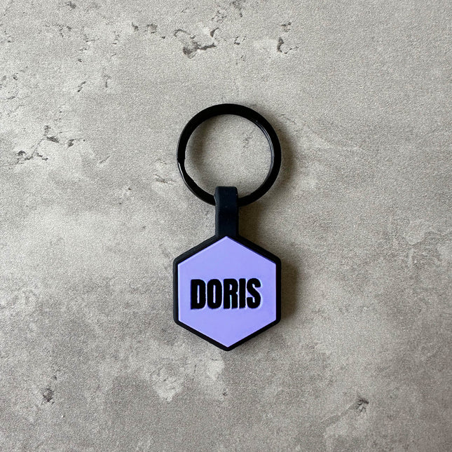 Lila namnbricka till hund - Typsnitt Anton