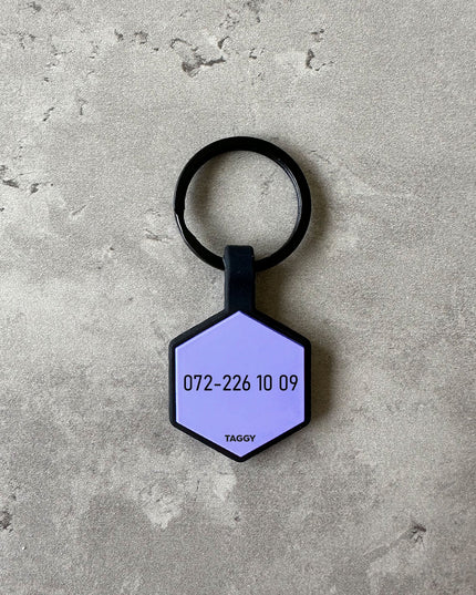 Lila namnbricka till hund - Typsnitt Tea