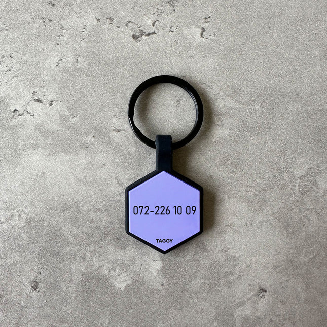 Lila namnbricka till hund - Typsnitt Tea