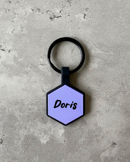 Lila namnbricka till hund - Typsnitt Tea