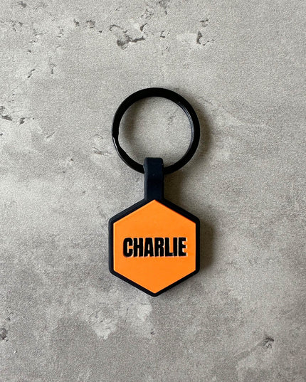 Orange namnbricka till hund - Typsnitt Anton