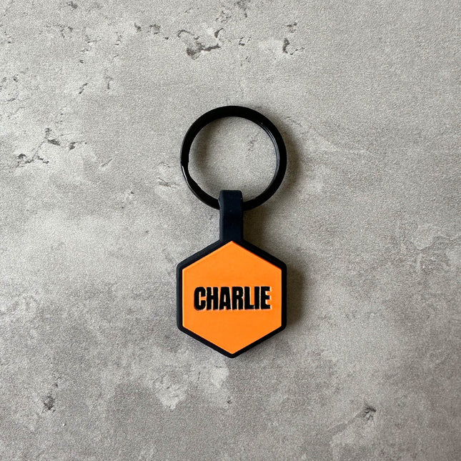 Orange namnbricka till hund - Typsnitt Anton