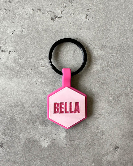 Ljusrosa namnbricka till hund - Typsnitt Anton