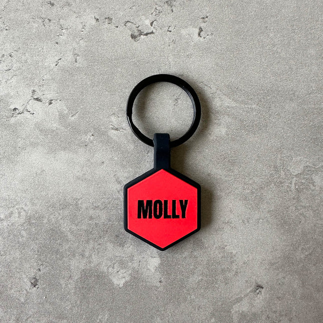 Röd namnbricka till hund - Typsnitt Anton