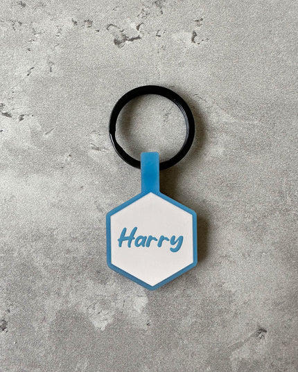 Vit/blå namnbricka till hund - Typsnitt Tea