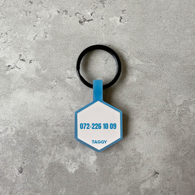 Vit/blå namnbricka till hund - Typsnitt Anton