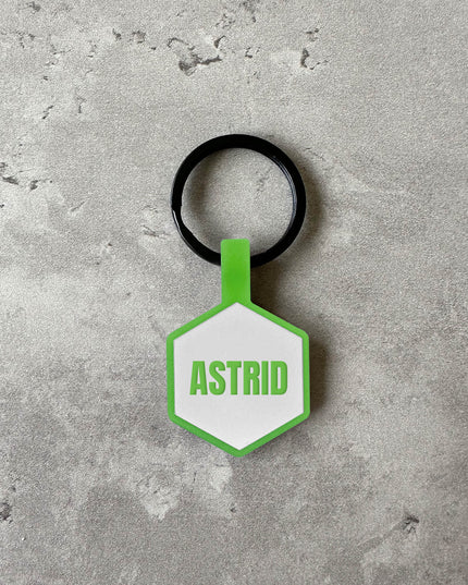 Vit/grön namnbricka till hund - Typsnitt Anton